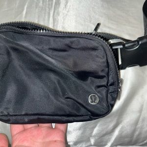 LULULEMON BELT BAG BLACK (practically new)